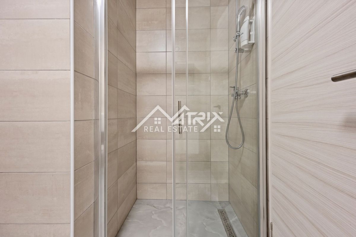 Peroj, funkcionalno dvosobno stanovanje z ložo, blizu morja