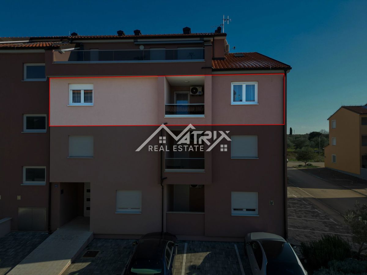 Peroj, funkcionalno dvosobno stanovanje z ložo, blizu morja