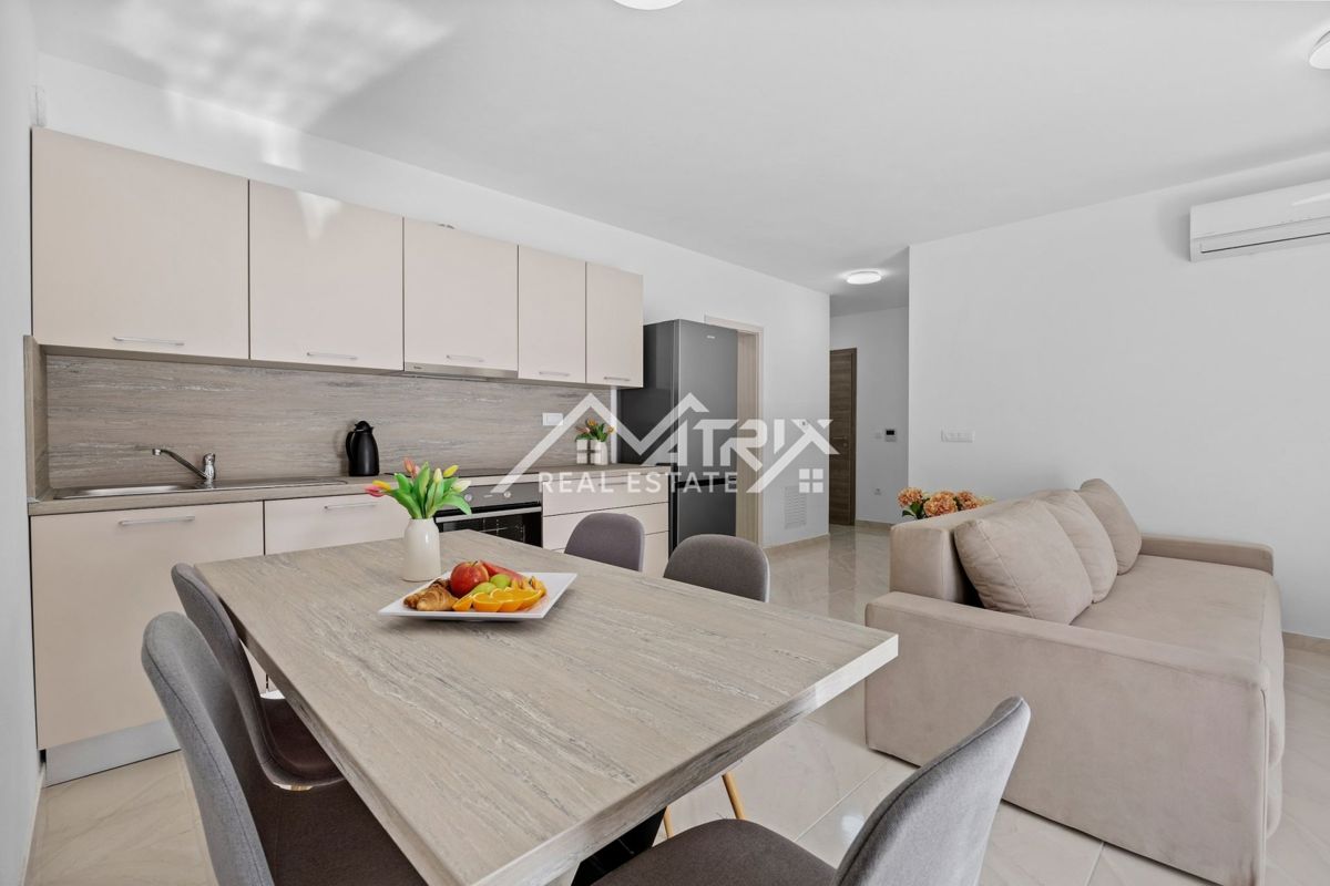 Peroj, funkcionalno dvosobno stanovanje z ložo, blizu morja