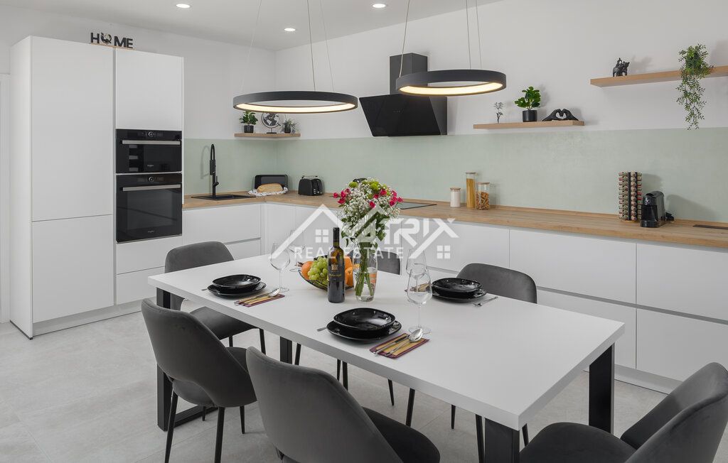 Osrednja Istra - Moderna enonadstropna hiša z bazenom, novo