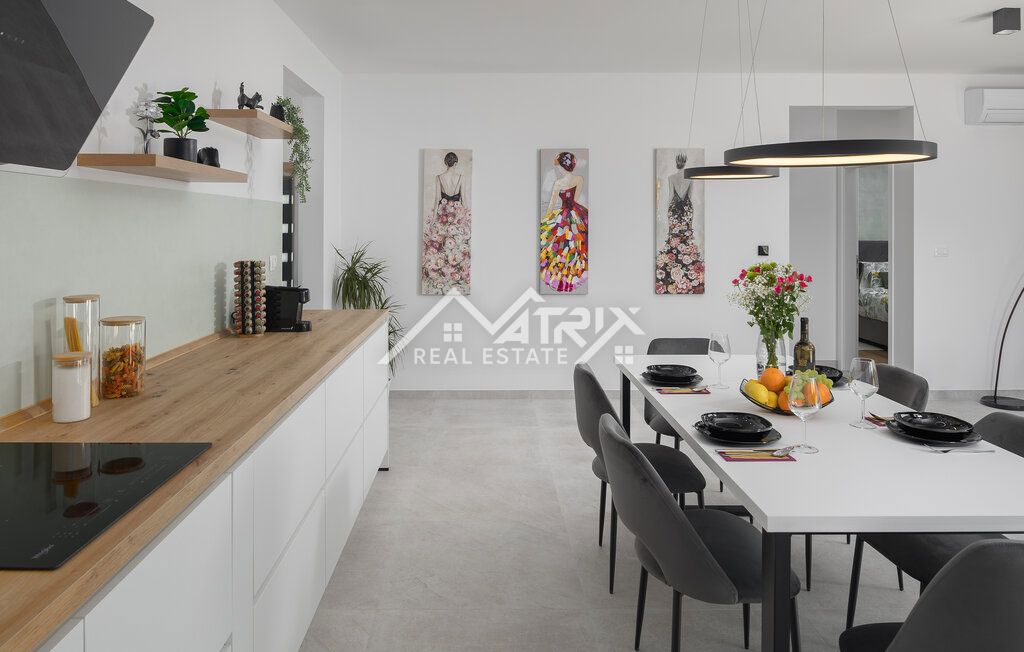 Osrednja Istra - Moderna enonadstropna hiša z bazenom, novo