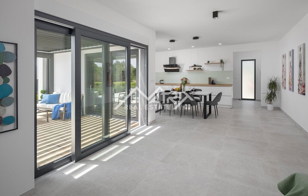 Osrednja Istra - Moderna enonadstropna hiša z bazenom, novo