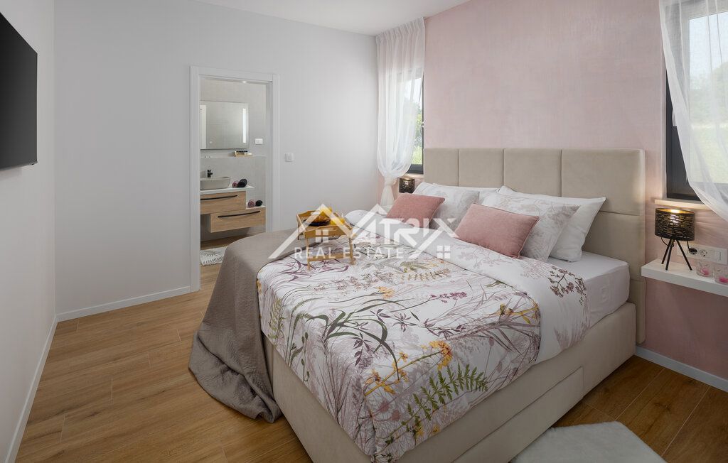 Osrednja Istra - Moderna enonadstropna hiša z bazenom, novo