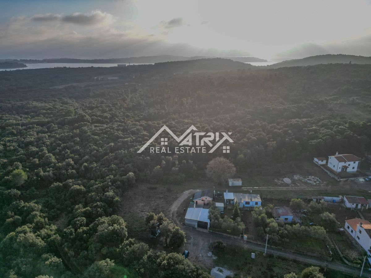 Pula okolica, 738 m² zazidljivo zemljišče blizu morja