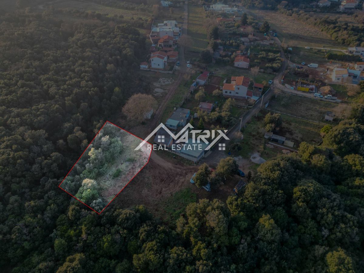 Pula okolica, 738 m² zazidljivo zemljišče blizu morja