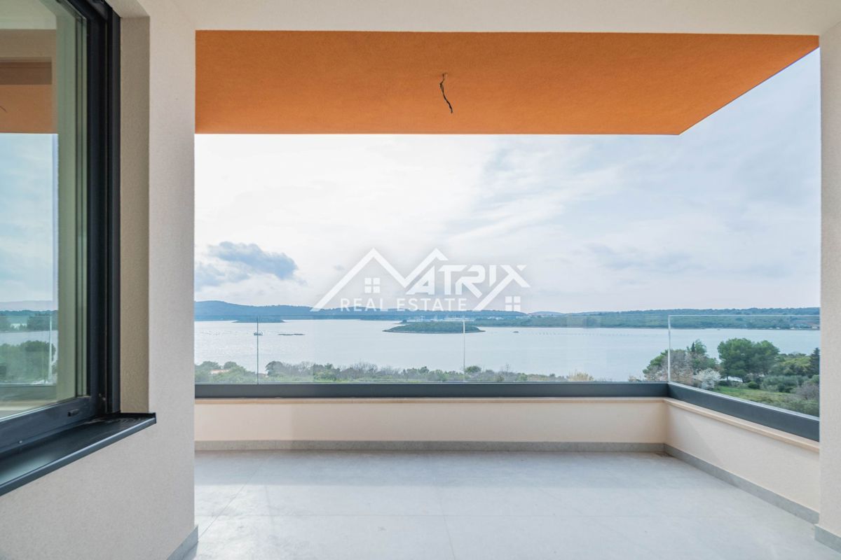 Medulin, penthouse s panoramskim razgledom, prvi vrsti do morja