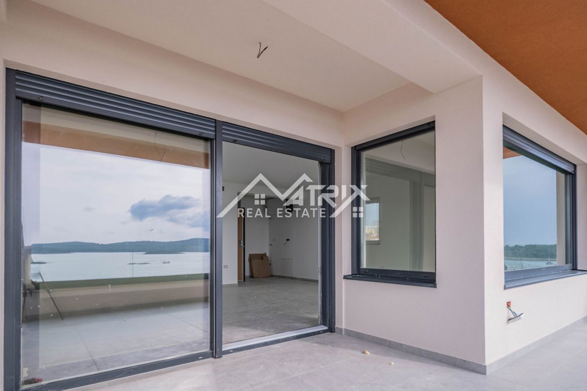 Medulin, penthouse s panoramskim razgledom, prvi vrsti do morja