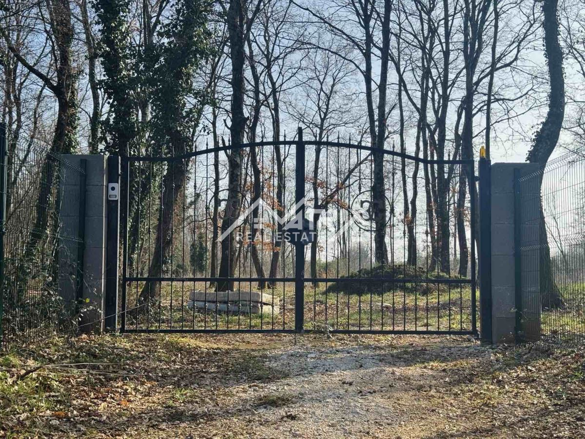 Umag – ograjena gozdna parcela 3.660 m² z vodnim priključkom na parceli, le 5 km od morja