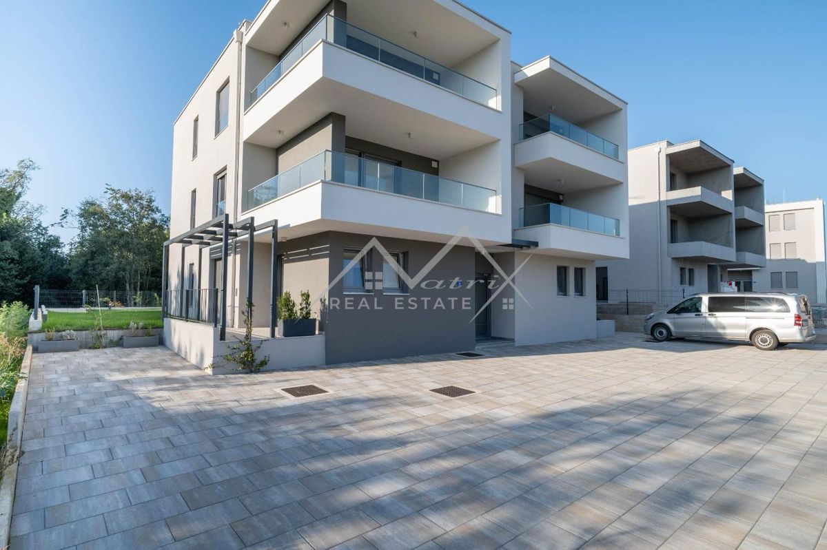 Umag okolica, Prostorno stanovanje 200 m od morja, 3 spalnice