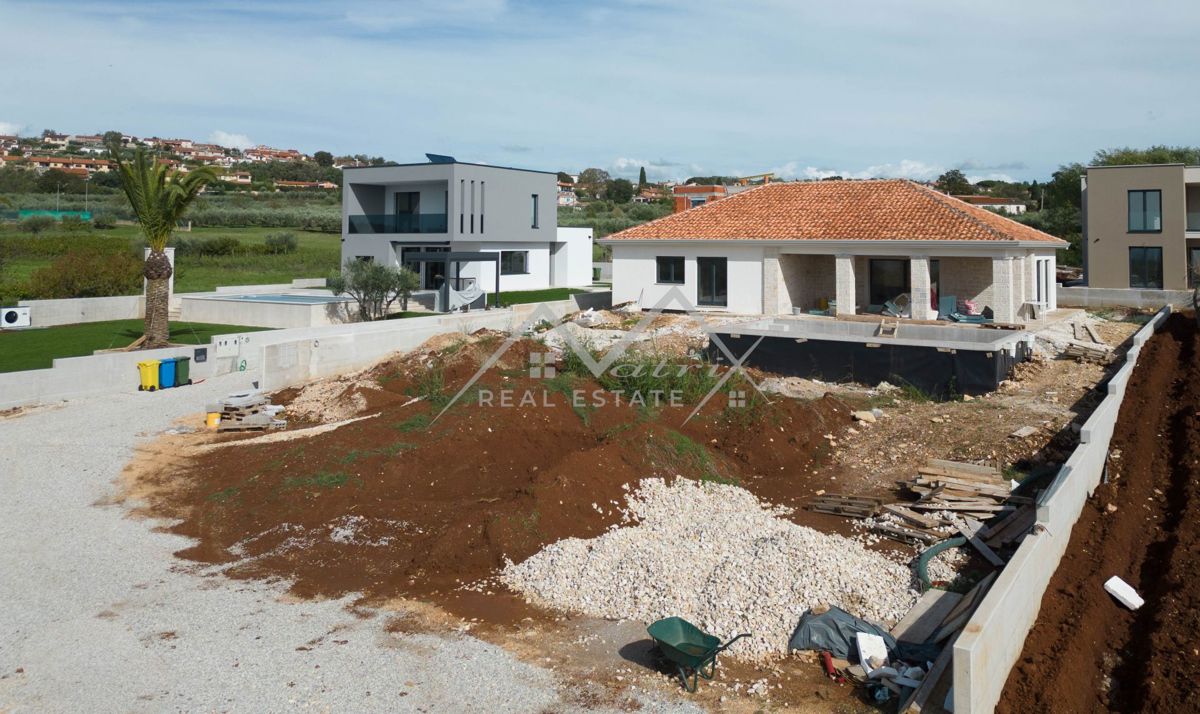 Okolica Poreča, hiša s štirimi spalnicami in bazenom.