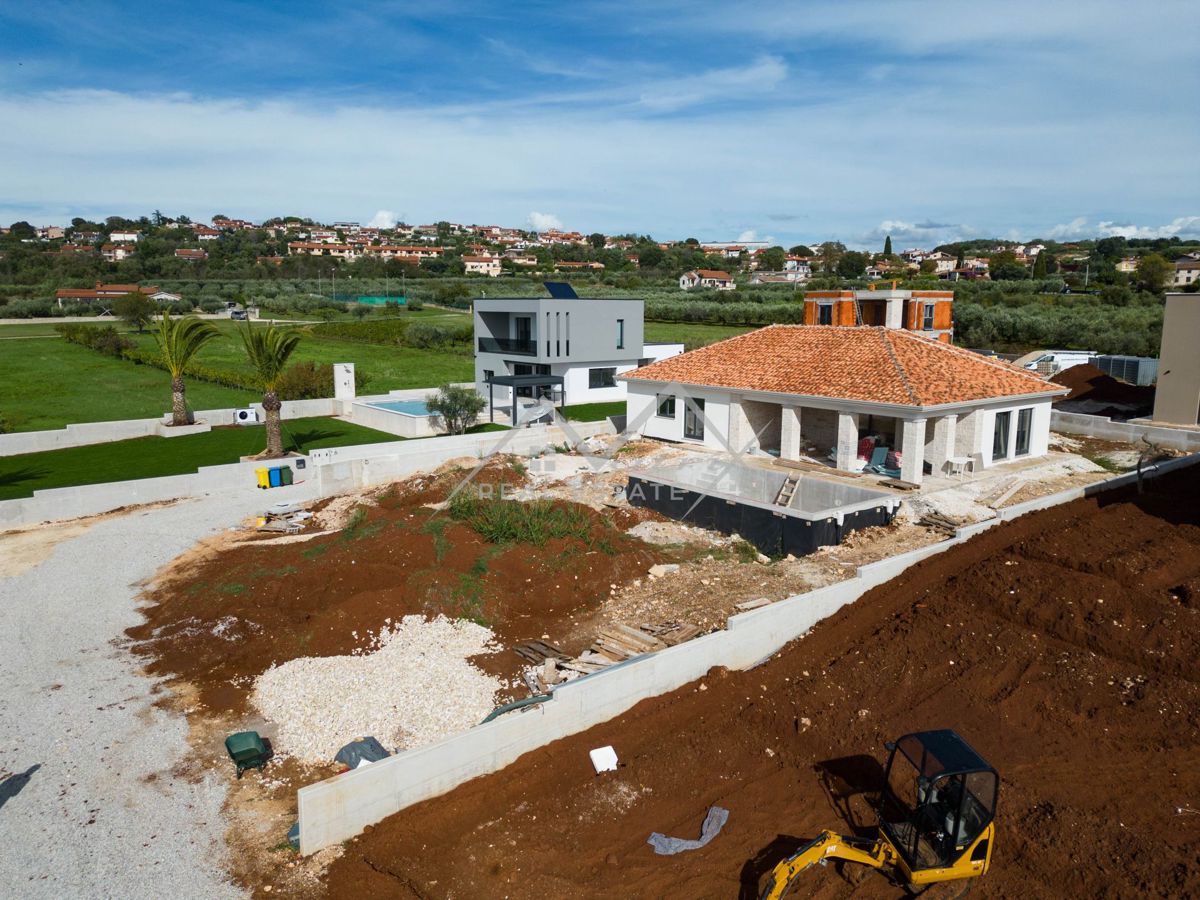 Okolica Poreča, hiša s štirimi spalnicami in bazenom.