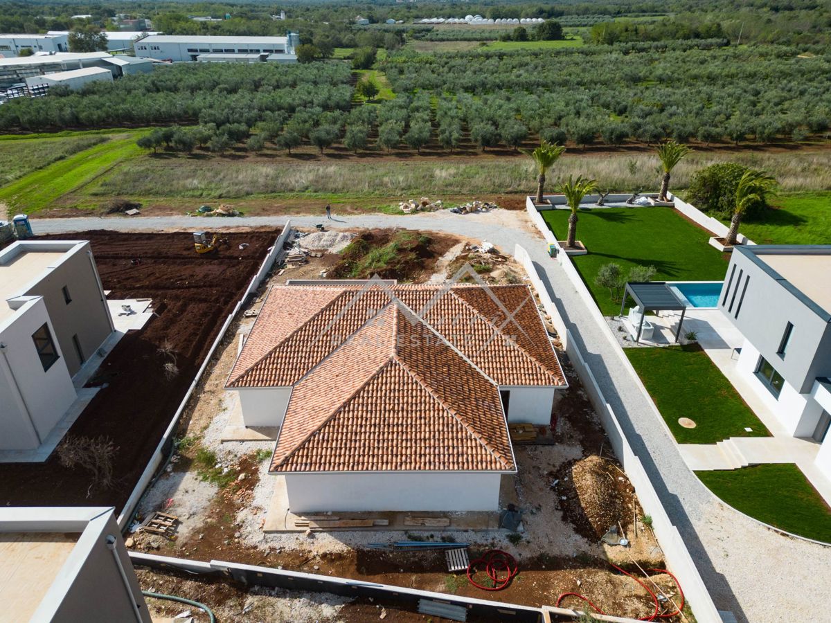 Okolica Poreča, hiša s štirimi spalnicami in bazenom.