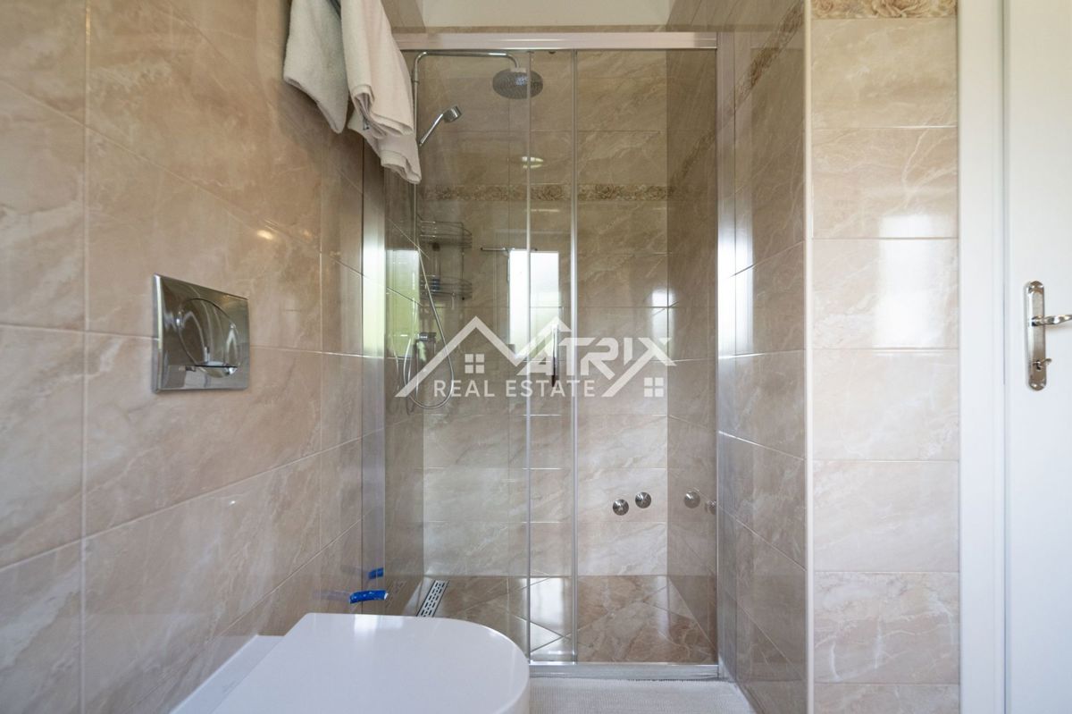 Poreč, vila z dvema apartmajema in bazenom blizu morja
