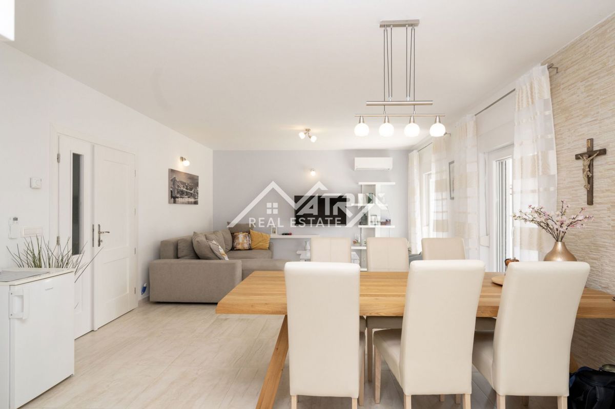 Poreč, vila z dvema apartmajema in bazenom blizu morja