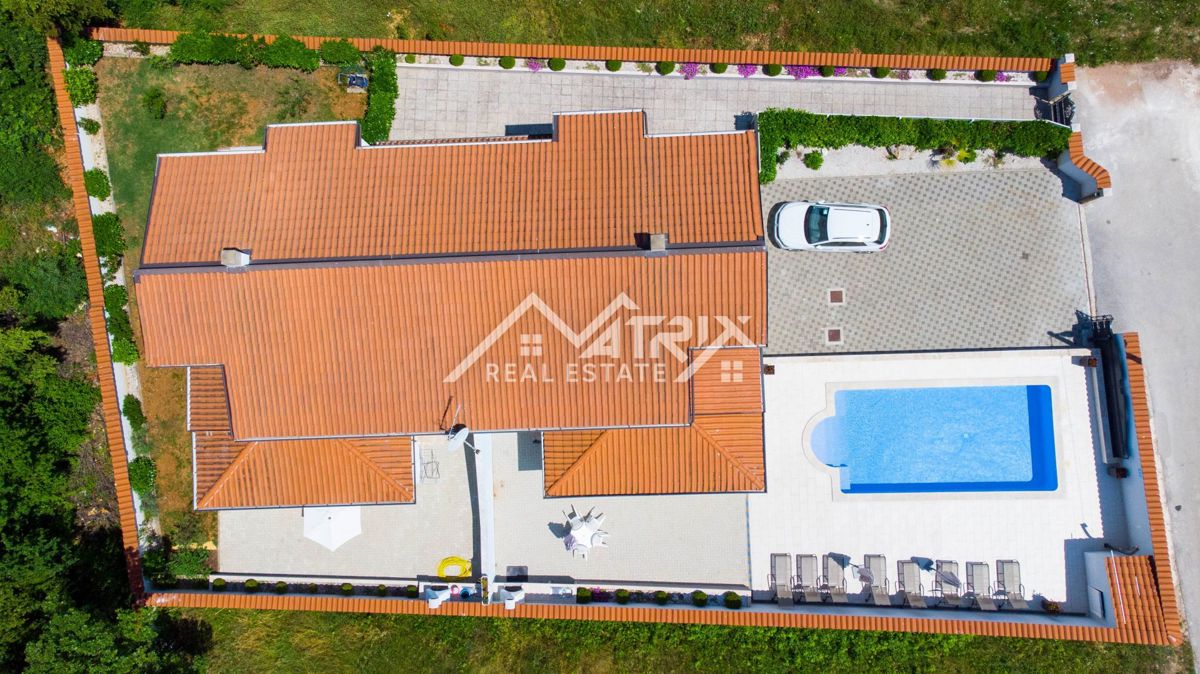 Poreč, vila z dvema apartmajema in bazenom blizu morja