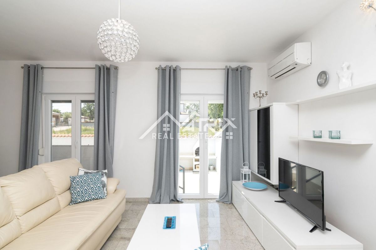Poreč, vila z dvema apartmajema in bazenom blizu morja