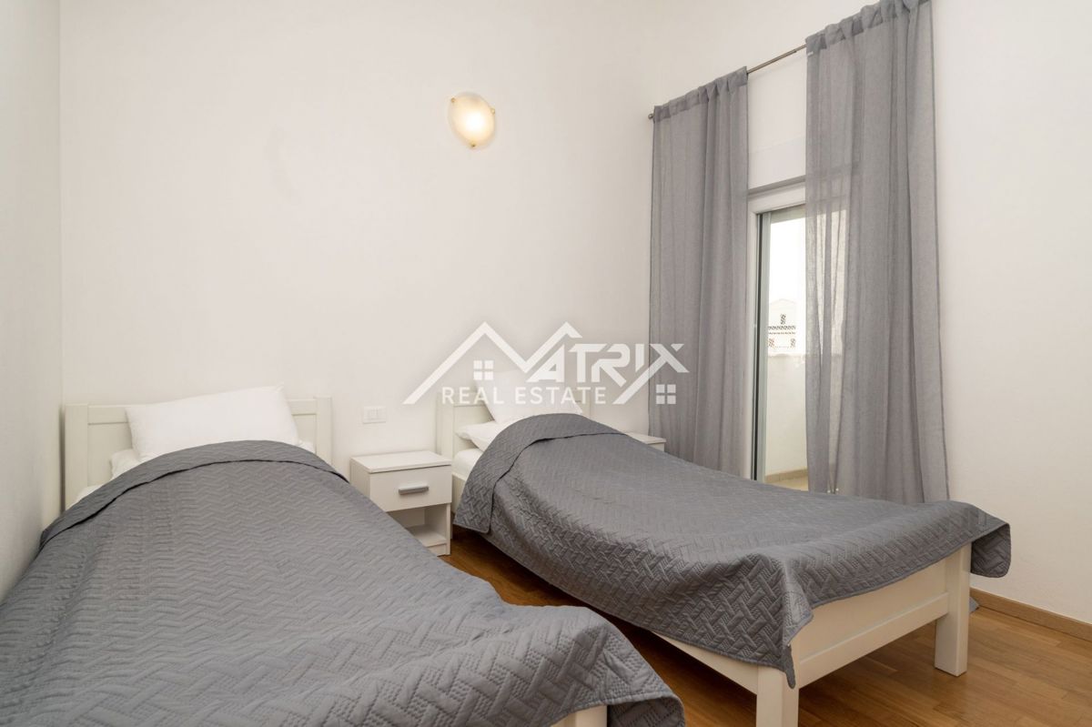 Poreč, vila z dvema apartmajema in bazenom blizu morja