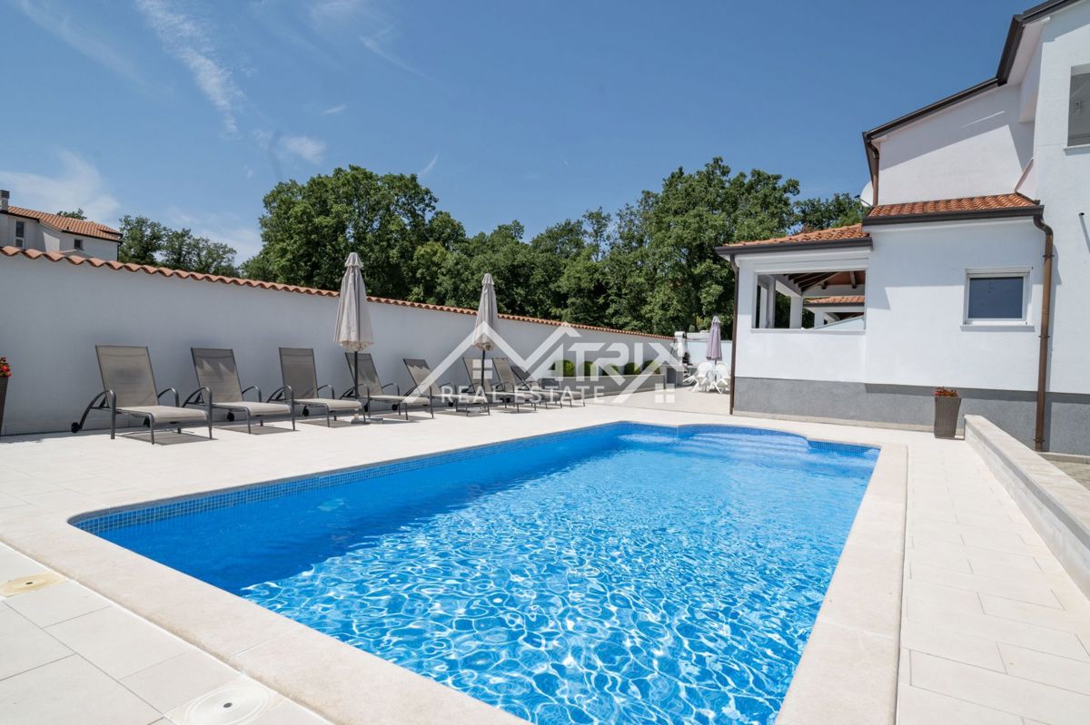 Poreč, vila z dvema apartmajema in bazenom blizu morja
