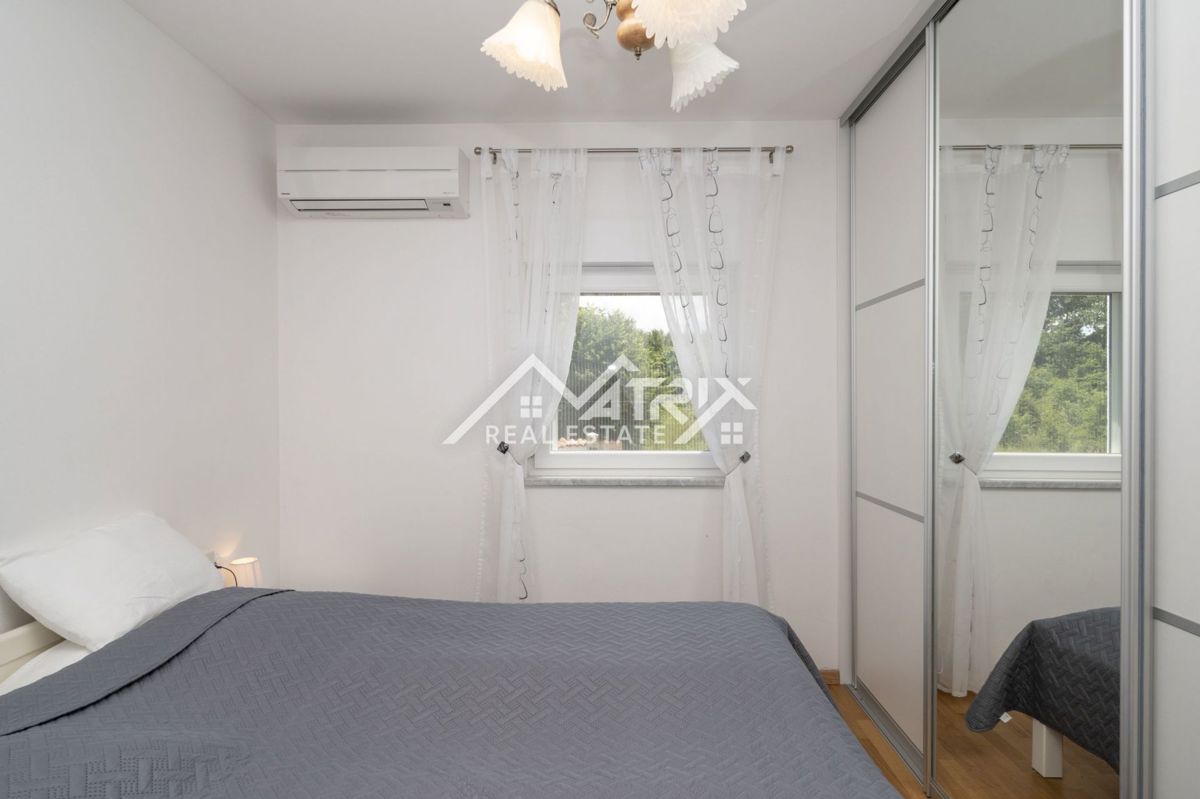 Poreč, vila z dvema apartmajema in bazenom blizu morja