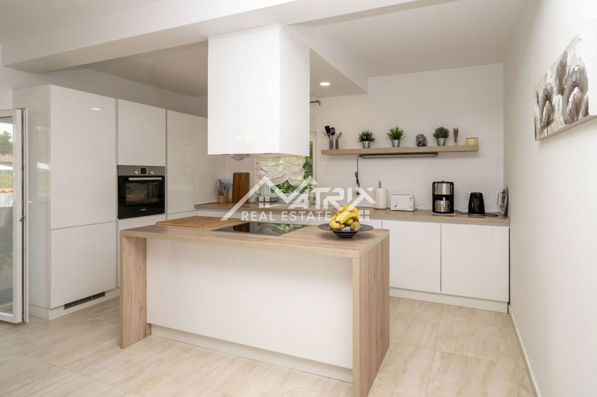 Poreč, vila z dvema apartmajema in bazenom blizu morja