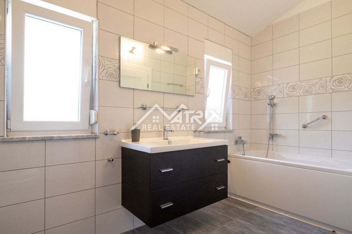 Poreč, vila z dvema apartmajema in bazenom blizu morja