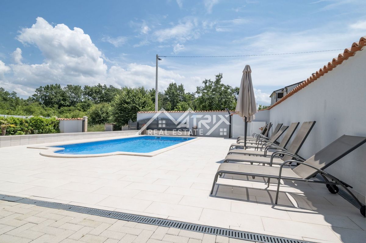 Poreč, vila z dvema apartmajema in bazenom blizu morja
