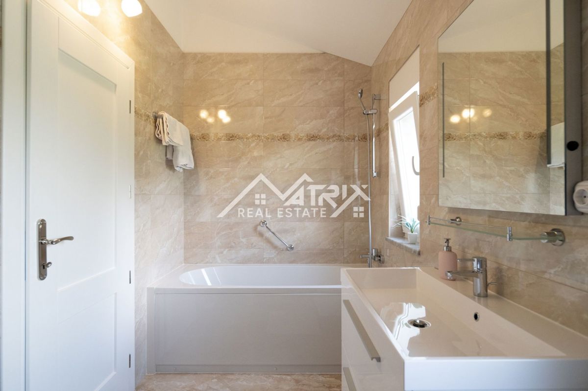 Poreč, vila z dvema apartmajema in bazenom blizu morja