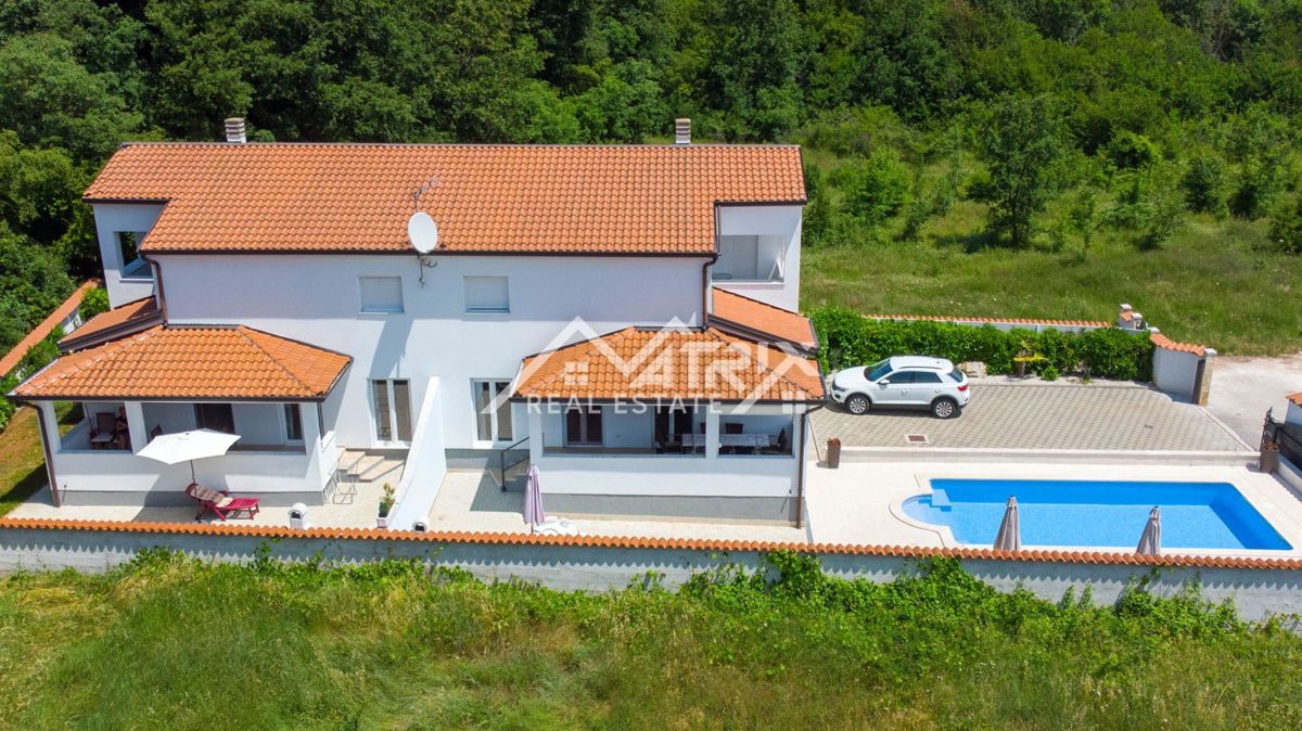 Poreč, vila z dvema apartmajema in bazenom blizu morja