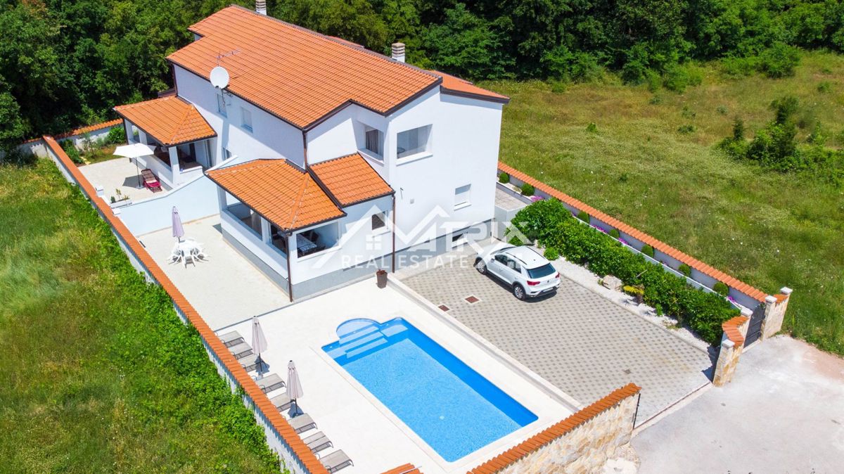 Poreč, vila z dvema apartmajema in bazenom blizu morja