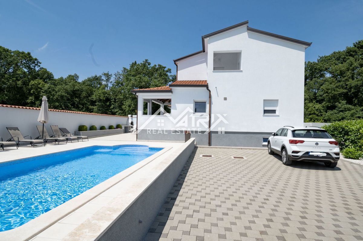 Poreč, vila z dvema apartmajema in bazenom blizu morja