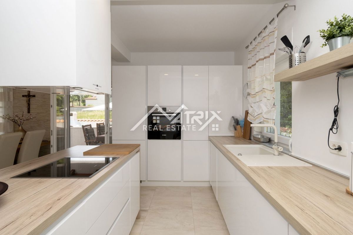 Poreč, vila z dvema apartmajema in bazenom blizu morja