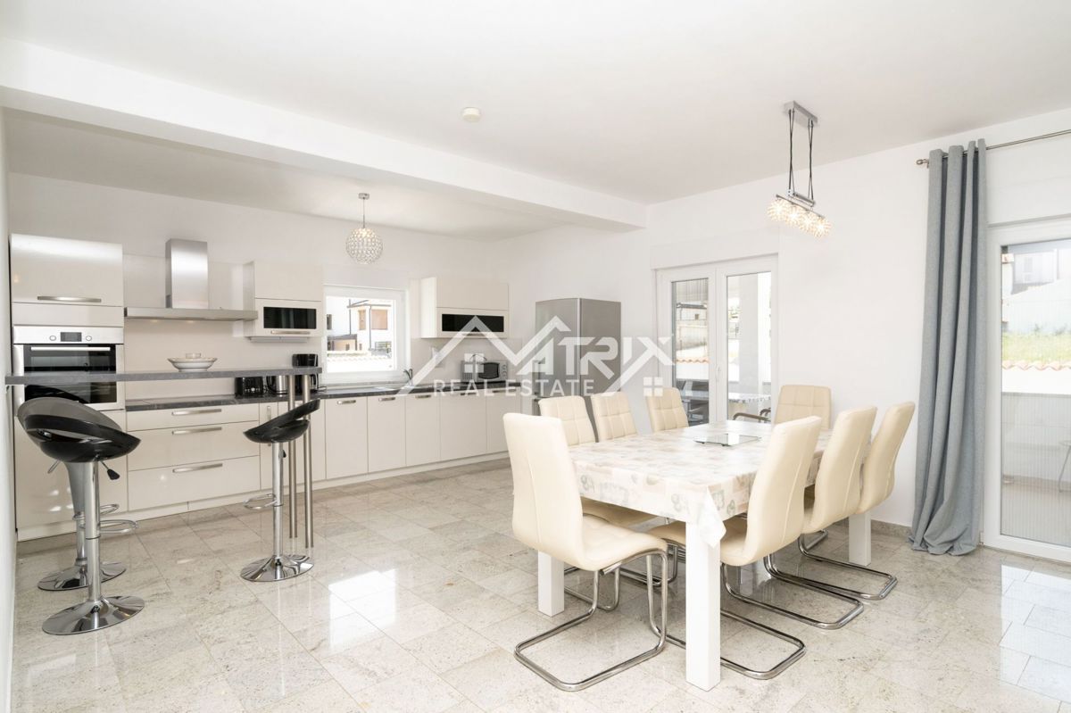 Poreč, vila z dvema apartmajema in bazenom blizu morja