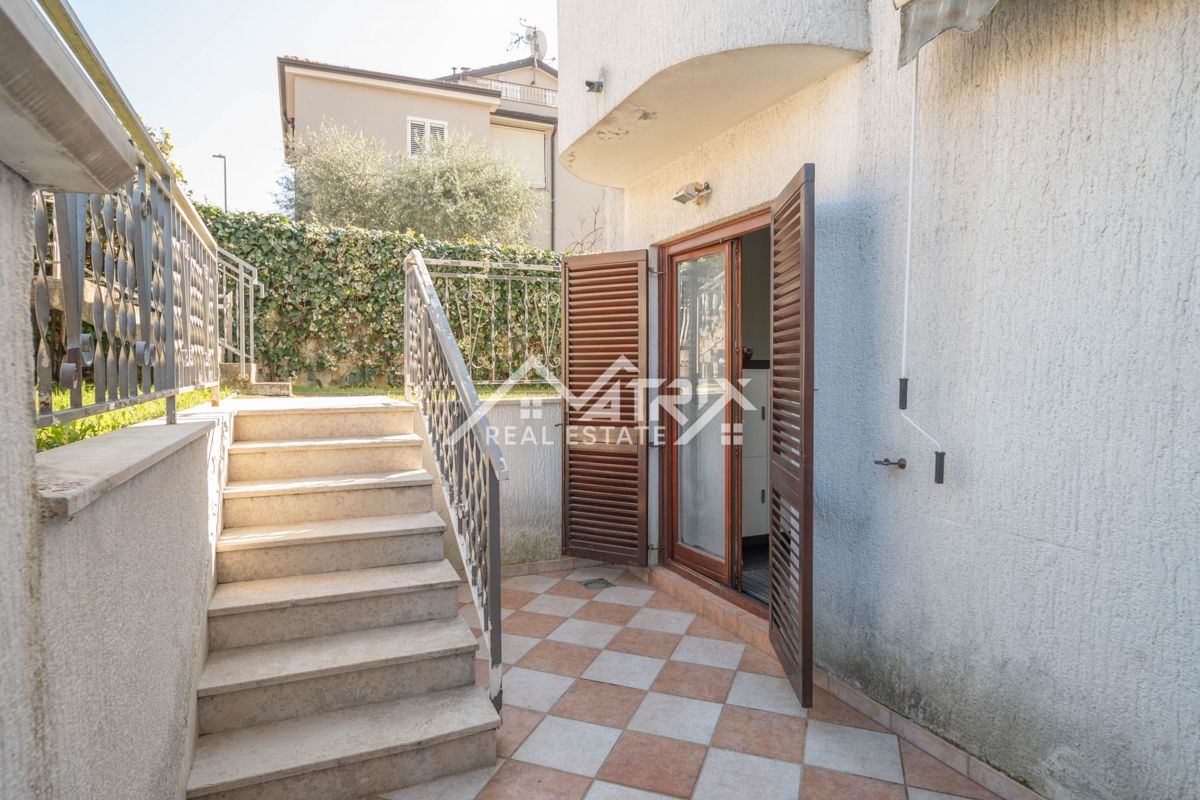 Poreč – Garsonjera s teraso in vrtom na vrhunski lokaciji
