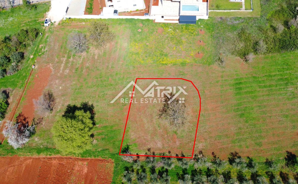 Novigrad, 2 km od morja, gradbeno zemljišče velikosti 649 m²