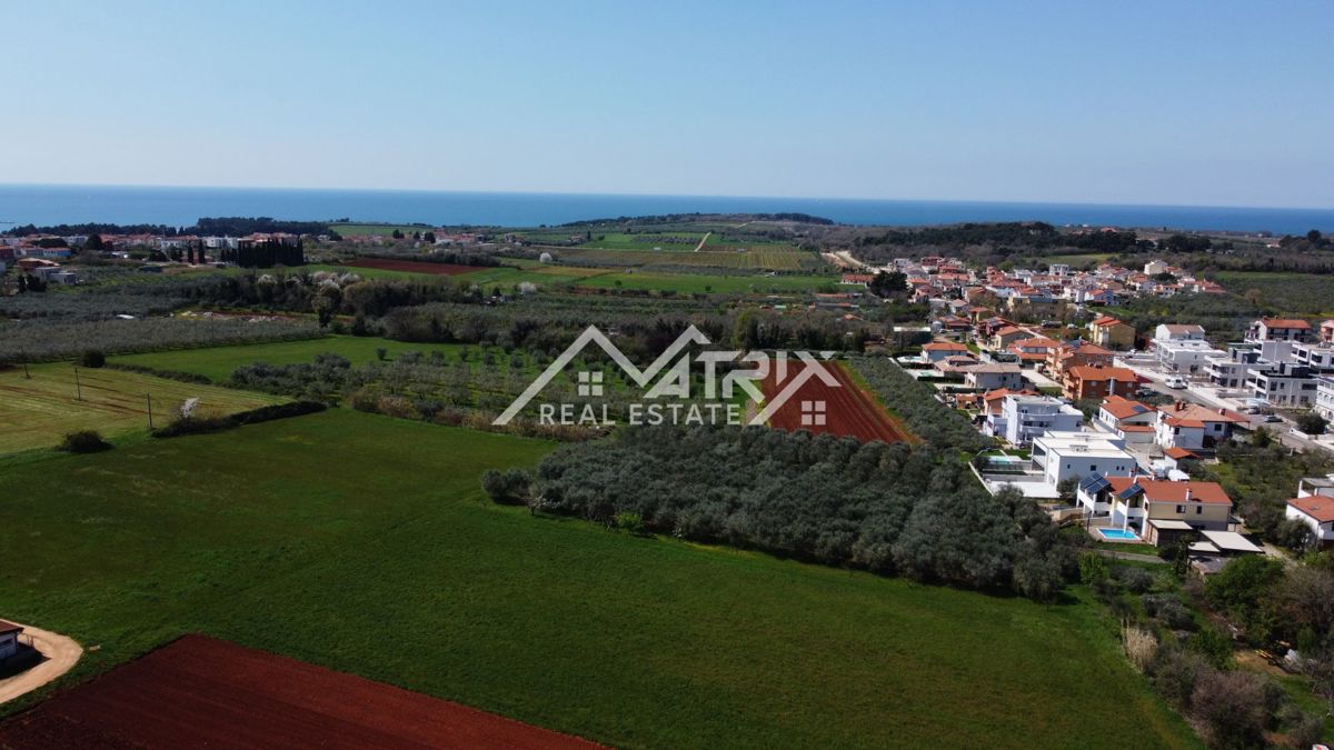 Novigrad, 2 km od morja, gradbeno zemljišče velikosti 649 m²