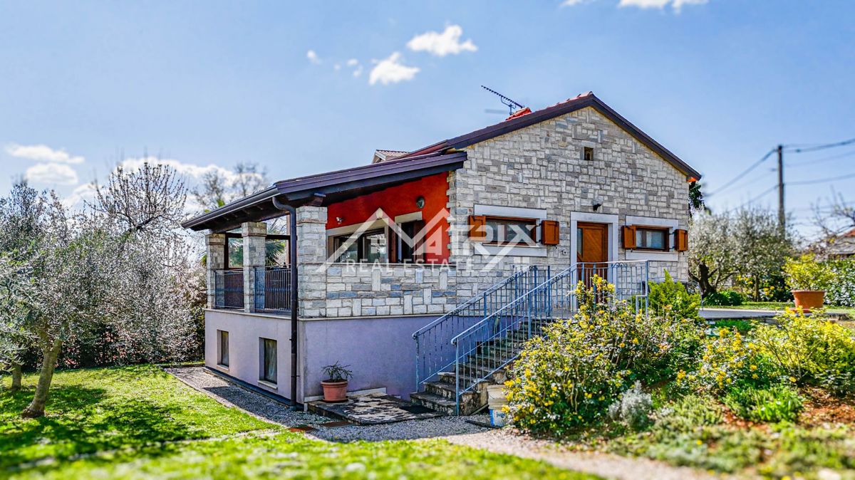 Poreč okolica, Samostojna hiša z vrtom in dvema etažama