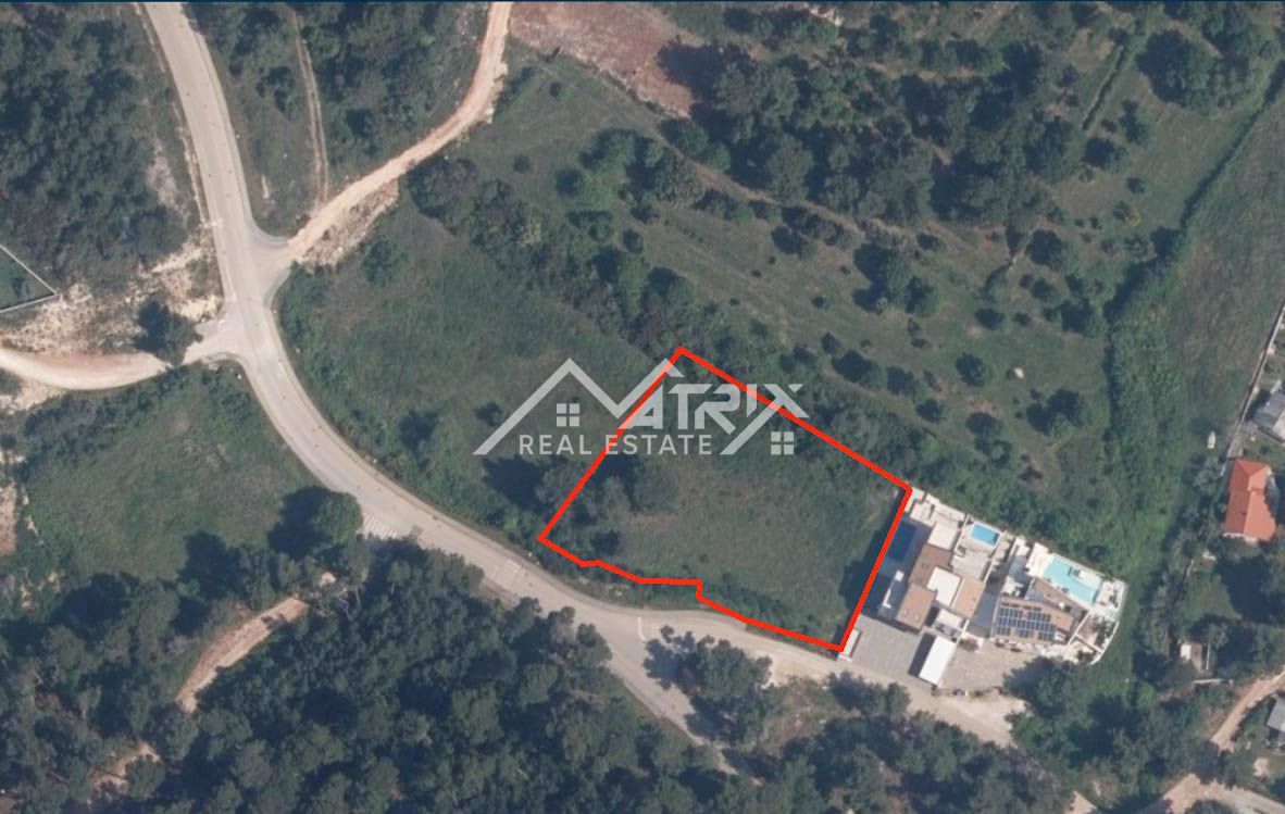 Ližnjan, zazidljivo zemljišče s pogledom na morje, 600 m od morja