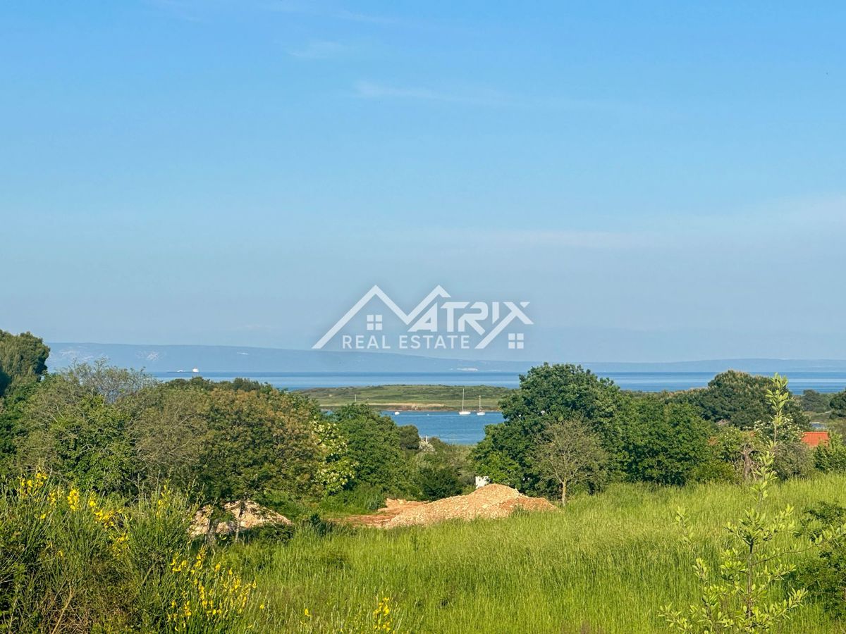 Ližnjan, zazidljivo zemljišče s pogledom na morje, 600 m od morja