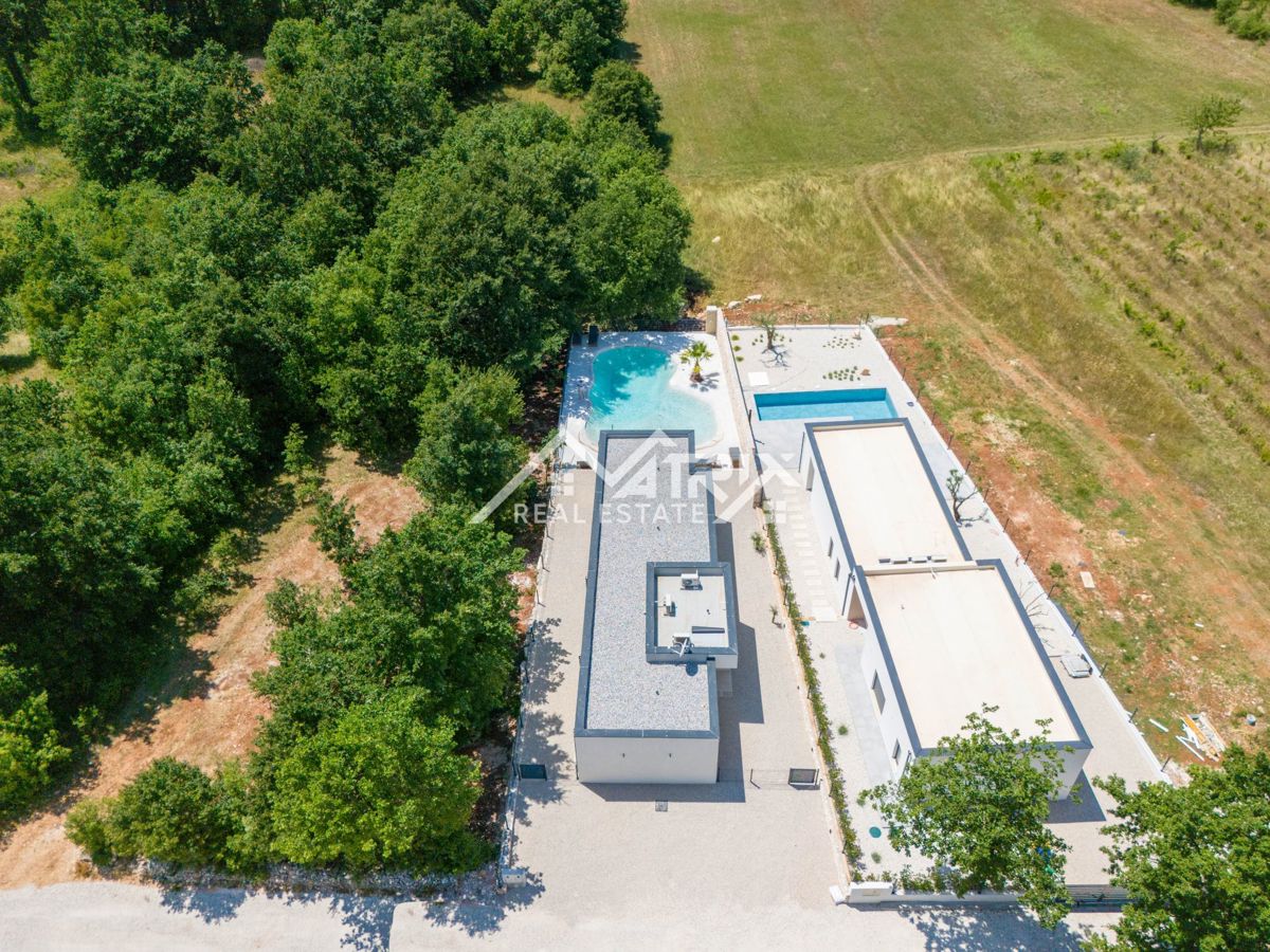 Svetvinčenat, Enonadstropna hiša z bazenom na mirni lokaciji