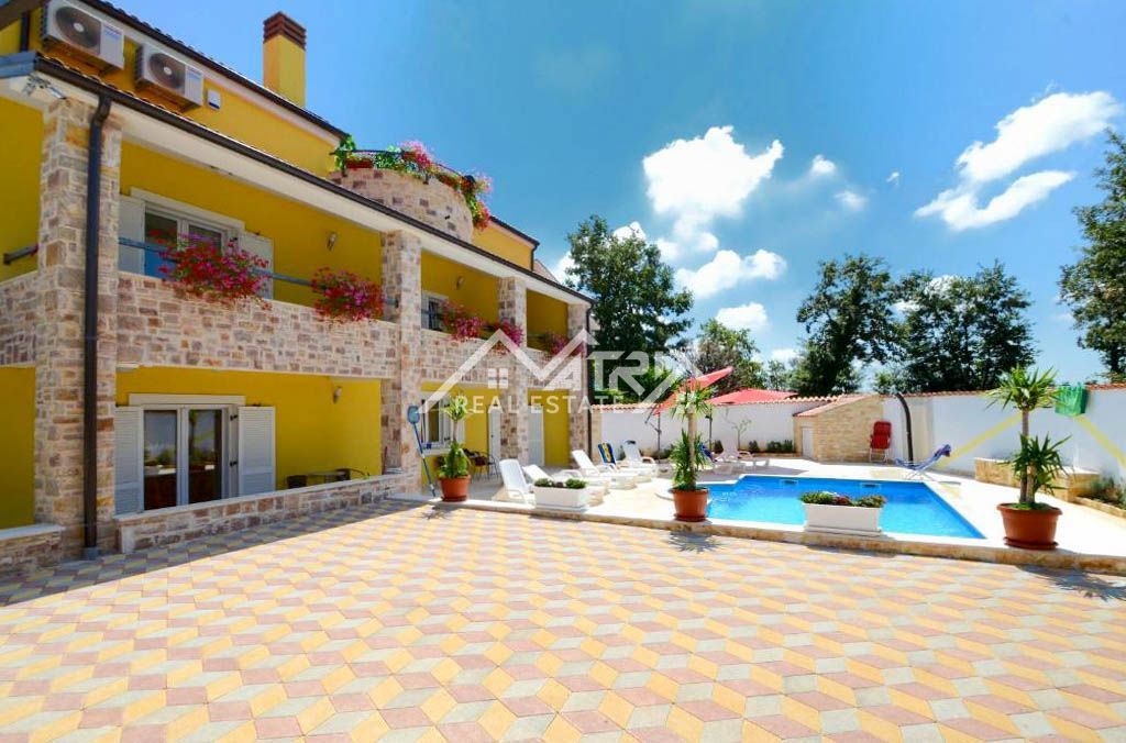 Poreč Okolica Hiša s 4 apartmaji in bazenom na top lokaciji!