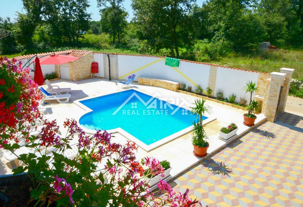 Poreč Okolica Hiša s 4 apartmaji in bazenom na top lokaciji!
