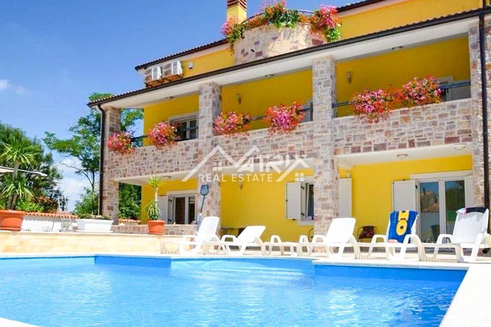Poreč Okolica Hiša s 4 apartmaji in bazenom na top lokaciji!