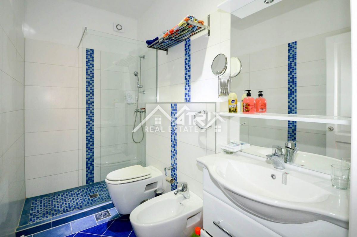 Poreč Okolica Hiša s 4 apartmaji in bazenom na top lokaciji!