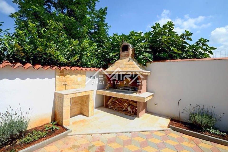 Poreč Okolica Hiša s 4 apartmaji in bazenom na top lokaciji!