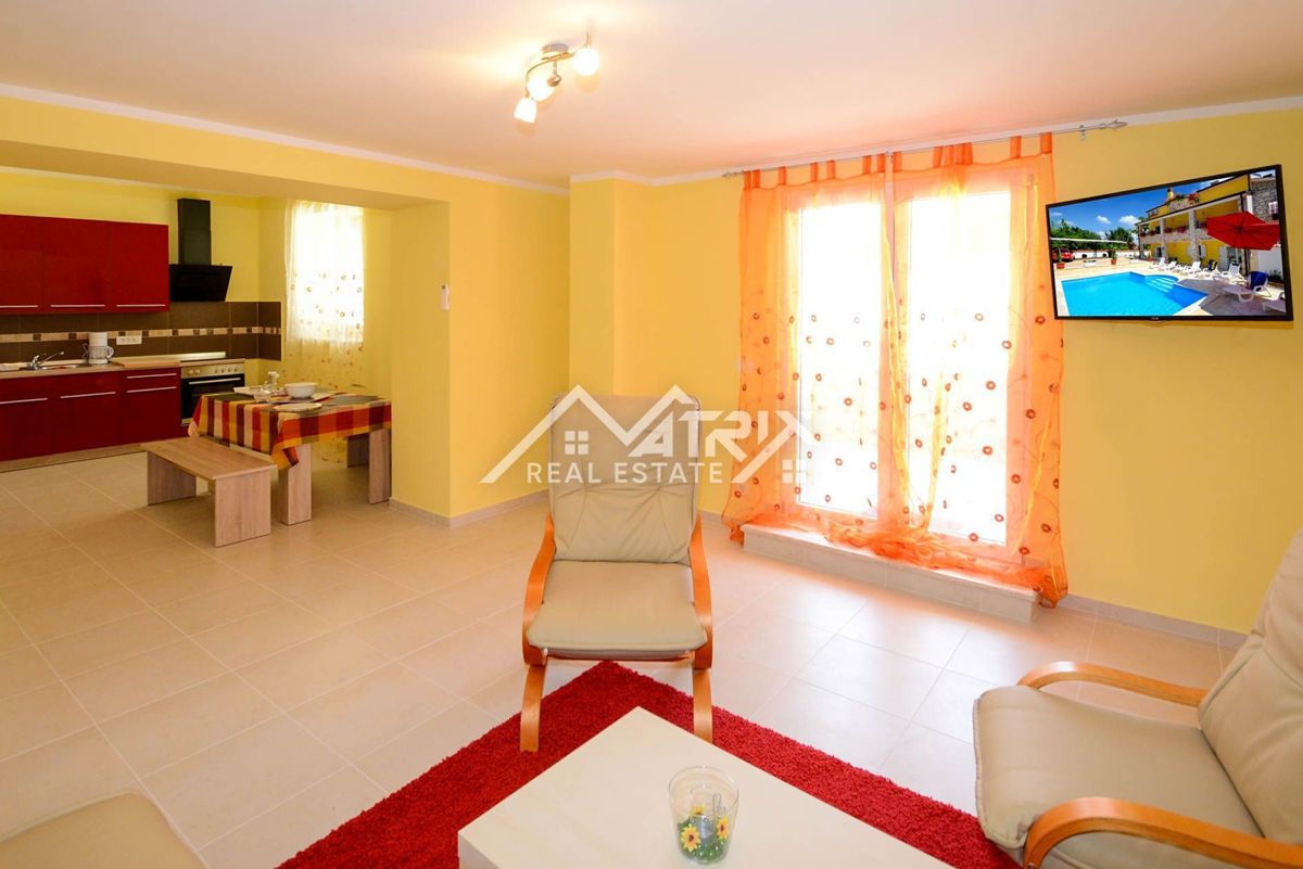 Poreč Okolica Hiša s 4 apartmaji in bazenom na top lokaciji!