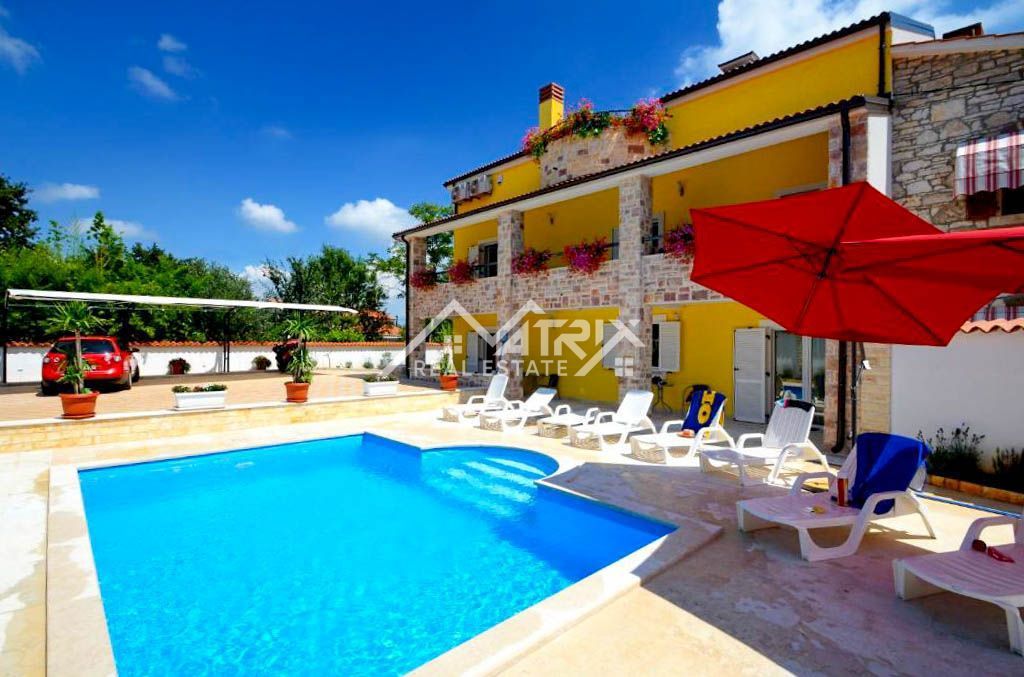 Poreč Okolica Hiša s 4 apartmaji in bazenom na top lokaciji!