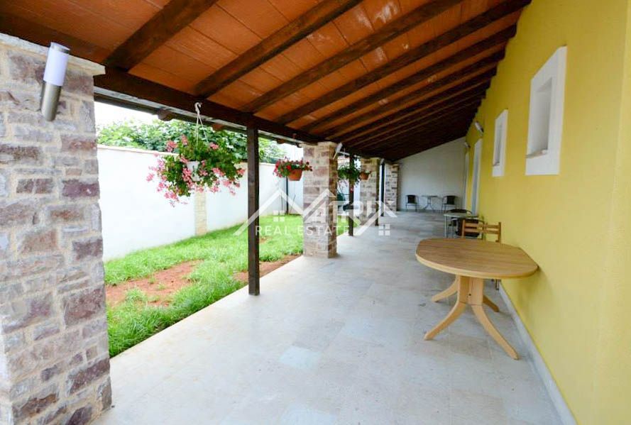 Poreč Okolica Hiša s 4 apartmaji in bazenom na top lokaciji!