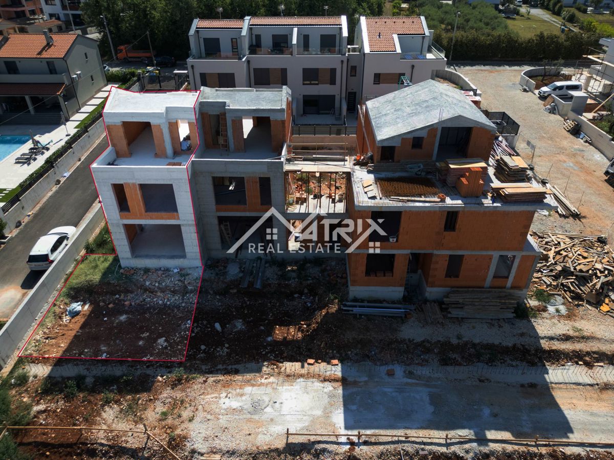 Poreč, dvojna družinska hiša z bazenom in vrtom
