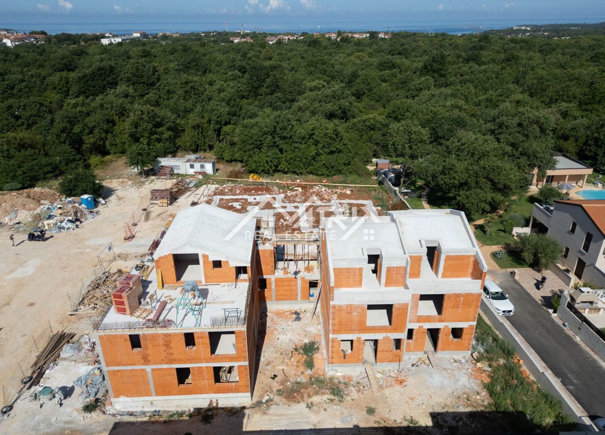 Poreč, dvojna družinska hiša z bazenom in vrtom