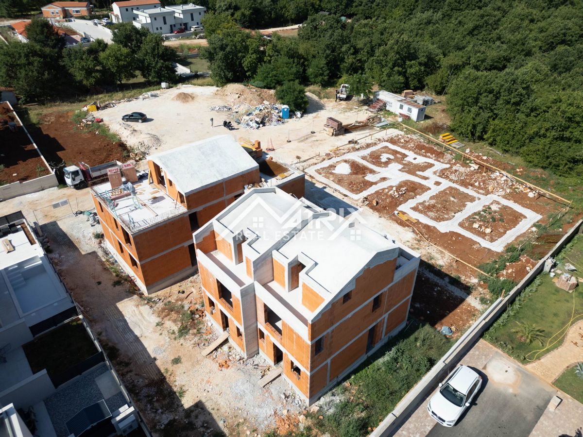 Poreč, dvojna družinska hiša z bazenom in vrtom